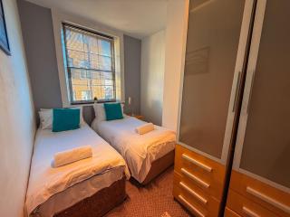 Central 2 Bed Apartment next to Train Station - sleeps 5 - 6