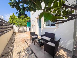 Villa Melinda - Beach & Pool Retreat - 8