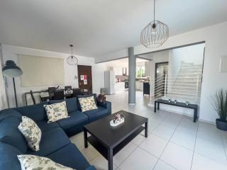 Villa Melinda - Beach & Pool Retreat - 6