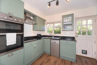 Beautiful 2BR flat in leafy suburb - Pass the Keys - 4