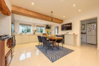 Sutherland House Modern & Elegant Home - Pass the Keys - 8