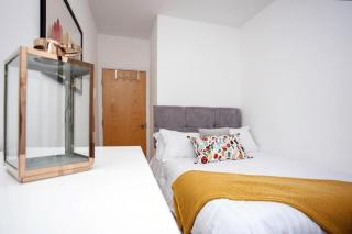 Central 2 Bed Apartment next to Train Station - sleeps 5 - 3