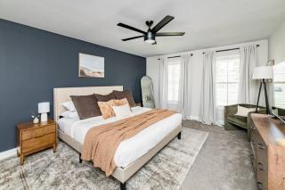 The Madison - 5 Minutes to Downtown, Firepit and Deck! - 9