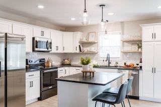 The Madison - 5 Minutes to Downtown, Firepit and Deck! - 8