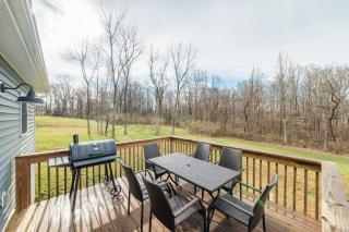 The Madison - 5 Minutes to Downtown, Firepit and Deck! - 5