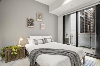 Epic CBD Apartment with Rooftop Pool Views and Gym! - 7