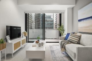 Epic CBD Apartment with Rooftop Pool Views and Gym! - 6