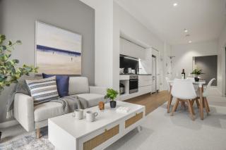 Epic CBD Apartment with Rooftop Pool Views and Gym! - 3