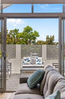 Chic and Sunny Warwick Oasis - 6