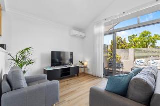 Chic and Sunny Warwick Oasis - 3