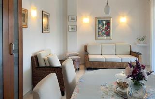 Beautiful Apartment In Gdinj - 1