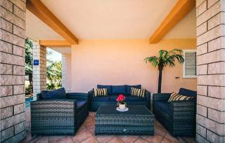 2 Bedroom Beautiful Apartment In Podstrana - 8