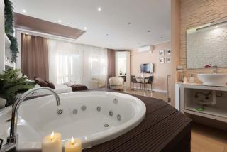 Perfect Romantic Getaway Cozy Retreat with Jacuzzi - 3