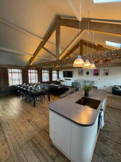 The Loft - 4 Bedroom Apartment with Hot Tub - 0