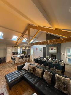 The Loft - 4 Bedroom Apartment with Hot Tub - 4