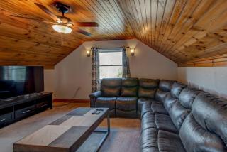 Hilltop Hideaway - 8