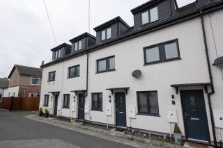 Modern Family Home Near Liverpool City - 6