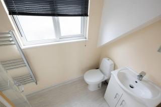 Modern Family Home Near Liverpool City - 4