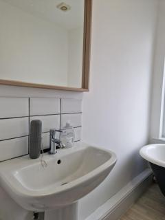 Modern Double Room in Shared House - Perfect for Work Stays - 4