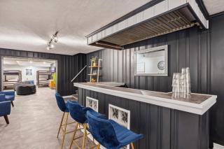 Steps to Edgewater - Sleeps 14 - Fun Game Room Retreat - 4