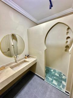 Downtown Feng Shui-style apartment with mountain view - 1