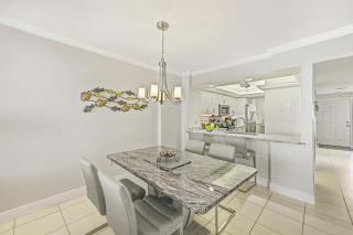 Beachfront condo with huge views/pools/tennis/grills - 1