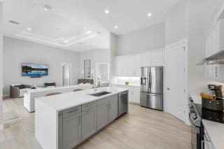 Modern 2023 built home steps to beach/shops/dining - 4