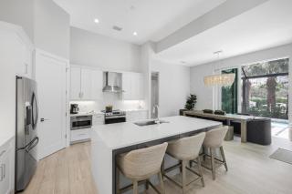 Modern 2023 built home steps to beach/shops/dining - 3