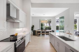 Modern 2023 built home steps to beach/shops/dining - 1