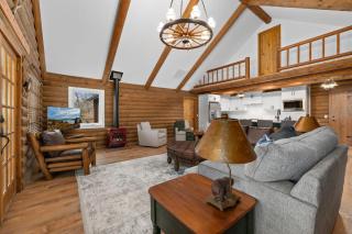 Horizon Hideaway-ON Beaver Lake-Hot Tub-Sunroom - 1