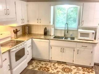 Sleeps 16! Spacious Yard, Secluded, 8 Beds, with 2 Full Bathrooms, and 2 Half Baths! - 7