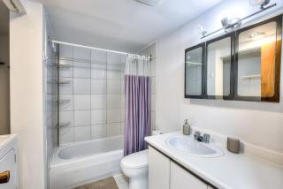 Family Friendly 2BR upto 6 guests! With parking! - 4