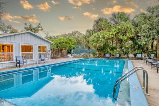 Gulf Front Escape on the Beach with Shared Viewing Deck & Pool - 8