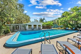 Gulf Front Escape on the Beach with Shared Sunset Deck & Pool - 7
