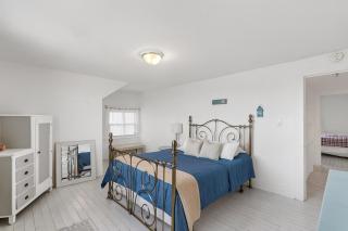 Crystal Beach Stunning Waterfront Stay with Fire Pit - 6