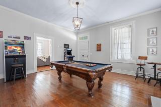 Holiday Bourbon Trail Family FUN-ZONE! Hottub! Arcade Games! Pool Table! Locally Owned Historic Pope House! 3900sqft! Right Outside of Bardstown! - 3