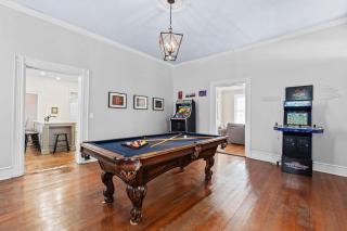 Holiday Bourbon Trail Family FUN-ZONE! Hottub! Arcade Games! Pool Table! Locally Owned Historic Pope House! 3900sqft! Right Outside of Bardstown! - 4