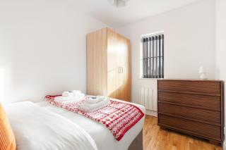 New! Top-Floor 2BR Flat near Canary Wharf - 4