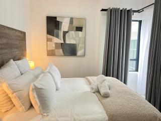 Leafy Lux Apartment - 2