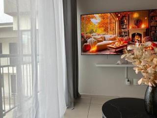 Leafy Lux Apartment - 2