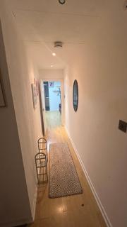 Cosy & Modern 2 Bedroom Apartment - 6