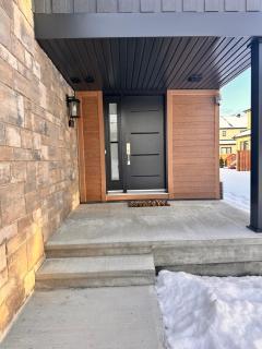 Cozy and Spacious Suite in a Pet and Smoke free Home - Self checkin Anytime - Private Ensuit Bath - King Bed - Ultra Fast Wifi - Free Parking - Smart TV - 9