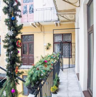 Світла затишна квартира в центрі біля Оперного театру з балконом, який виходить у тихий львівський дворик - 1