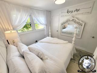 WHITE WOLF FARMHOUSE Retreat - 2