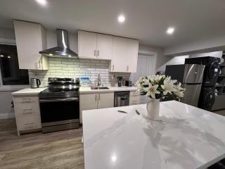 Luxurious Pvt room & Pvt heated floor bathroom near Airport - 9