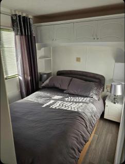 Cosy 3-Bedroom Caravan with Decking - 9