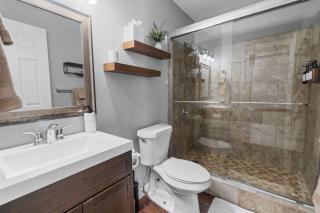 5 Min to Downtown - 7 to Duke - Washer and Dryer - 2