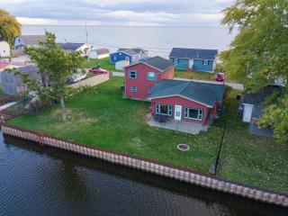 Catch on the Canal - Waterfront Getaway Near Casino, Dining & Entertainment - 3