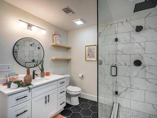 Plano Elegance Retreat with 4 Bedrooms - 7