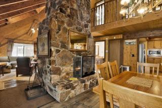 Crystal Pines at Big Bear Lake Walk to Boulder Bay Park Family-Friendly Retreat - 1